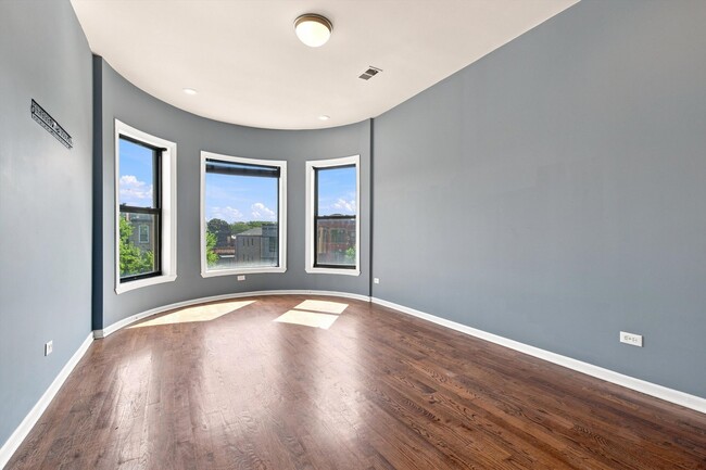 Building Photo - 4834 S Prairie Ave