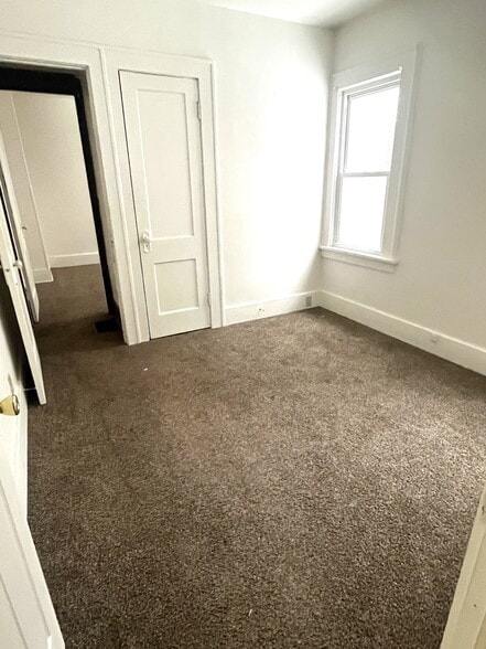 Building Photo - 1318 W 11th St