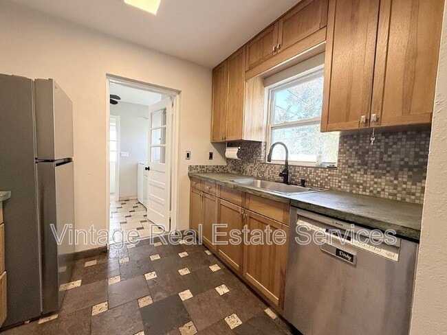 Building Photo - 105 N Aurora Ave