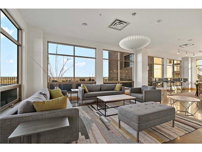 Building Photo - 2929 Chicago Ave