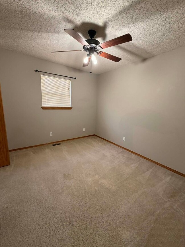 Building Photo - Beautiful 3 bedroom / 2 bathroom home withe fenced in yard in Webb City MO!!!!