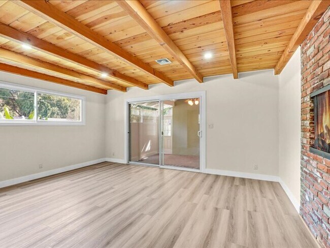 Building Photo - Welcome to this charming 3-bedroom, 2-bath...