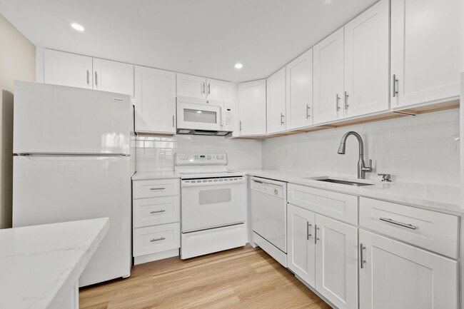 Building Photo - 723 Flanders Dr