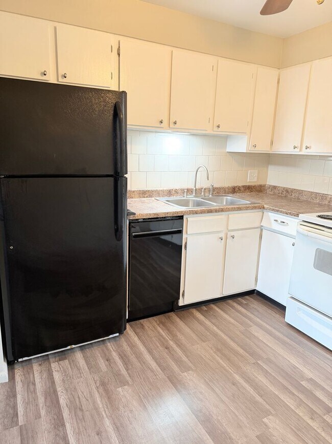 Building Photo - 1805 Eagle View Dr