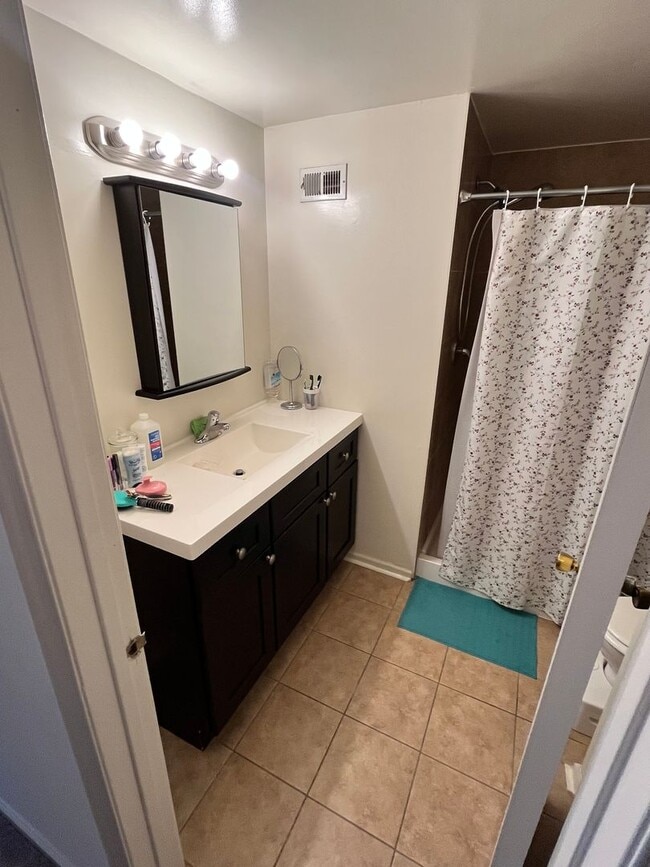 Building Photo - 2 Bed 2 Bath Condo in Council Rock School ...