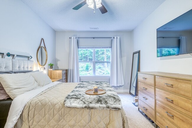 Building Photo - Fletcher condo, 2 bedrooms/2 Bathrooms wit...