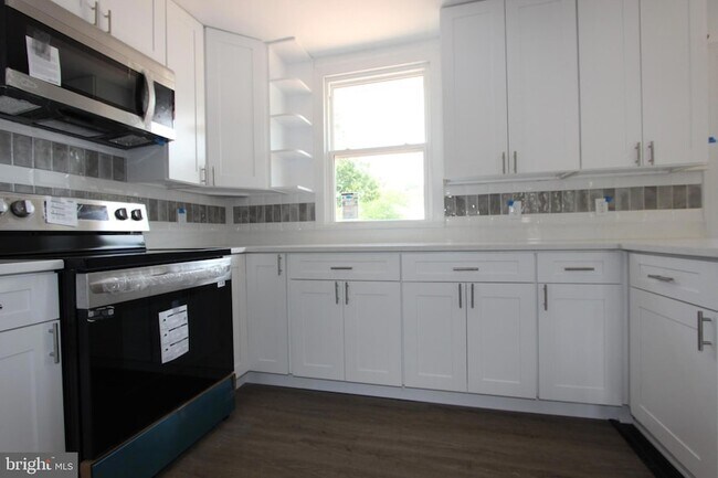 Building Photo - 7803 Woodbourne Ave