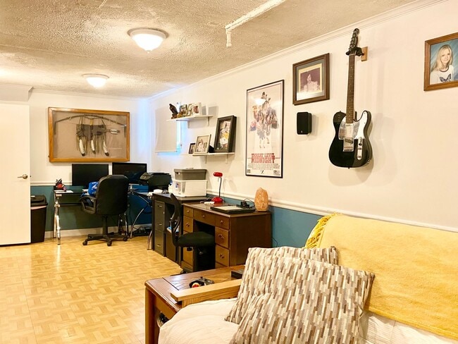 Building Photo - Amazing 4 Bedroom 2 Bathroom! Large Lot!  ...