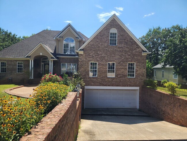 Building Photo - Lakeview Home!