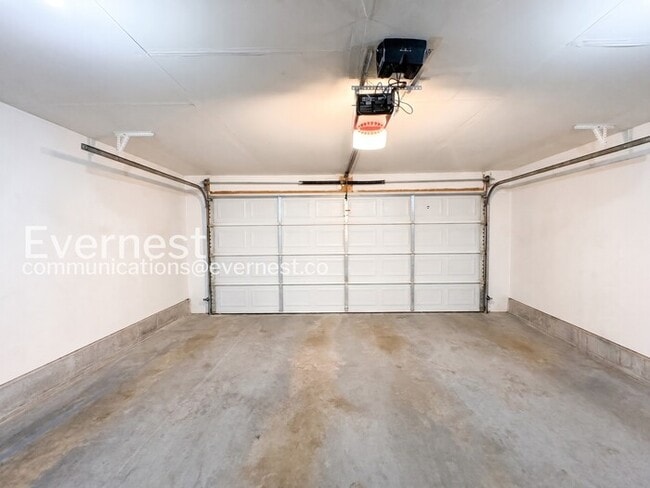 Building Photo - 3 Bed/2 Bath Townhome with Garage / Pet-Friendly / Vouchers Accepted / Available Now!