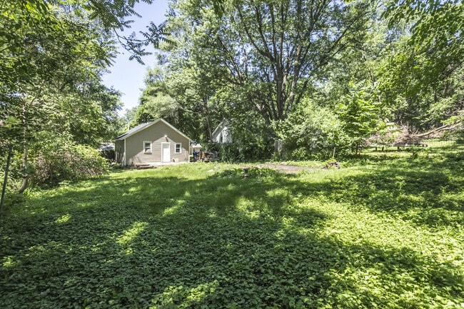 Building Photo - 2 Bedroom 1 Bath Fully Remodeled