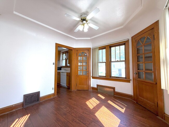 Building Photo - 3-bedroom single family in West Allis - Av...