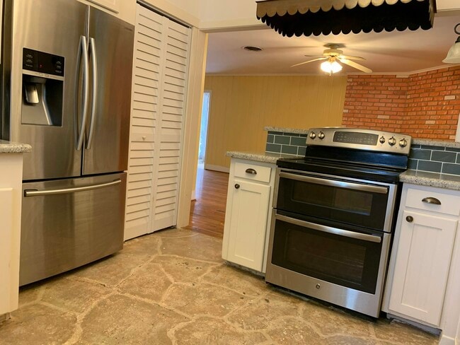 Building Photo - 5590 Clinton St