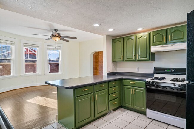 Building Photo - 5 bed 1 bath - newly updated, tons of space, central air, off street parking, laundry