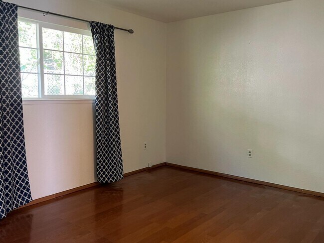 Building Photo - 1647 Lakehills Dr