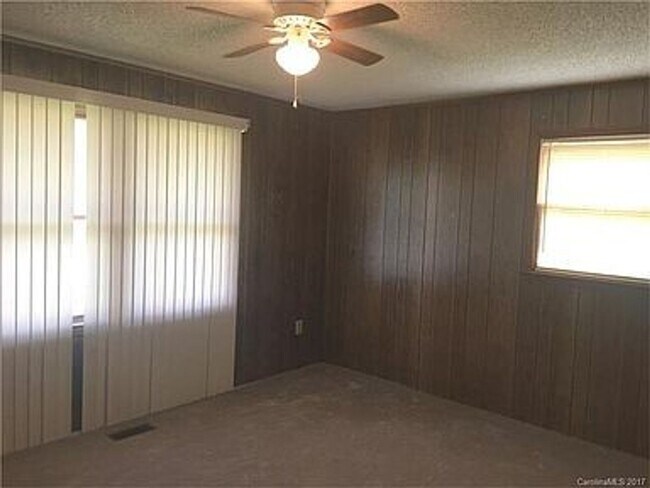 Building Photo - great neighbourhood, spacious 2248 hart rd