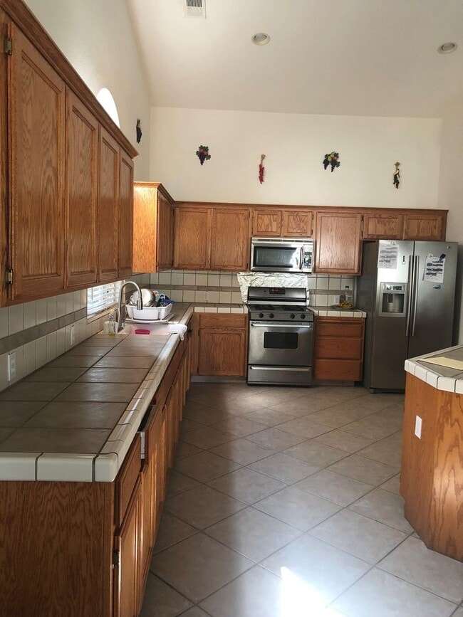 Building Photo - 2614 W Oakridge Ave