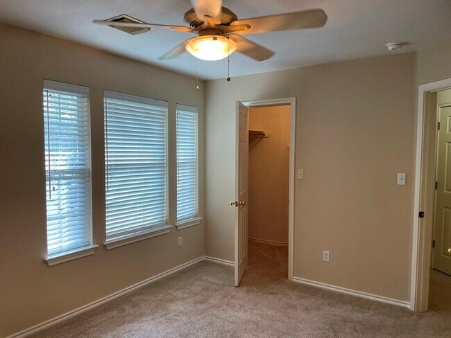 Building Photo - 1716 Rosenborough Ln S