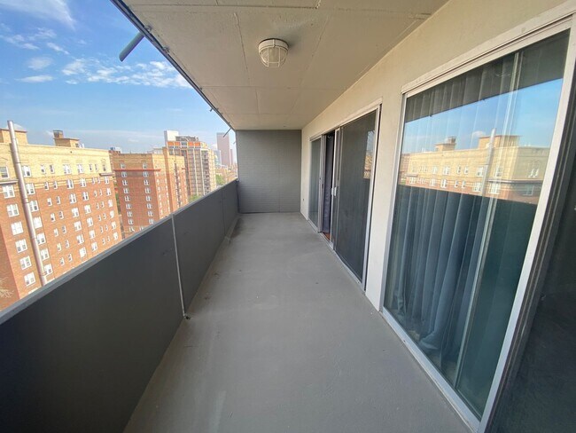 Building Photo - 1 bedroom High Rise Living Downtown