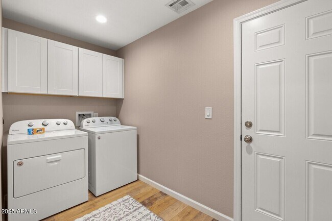 Building Photo - 6419 E Cambridge Ave