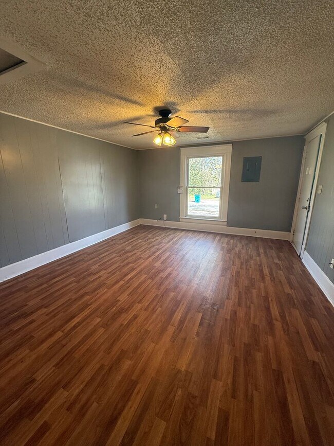 Building Photo - Rent this 2 Bedroom 1 bathroom Home