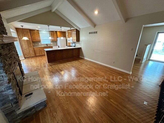 Building Photo - 6119 Cottonwood Dr