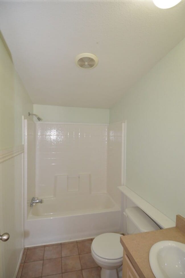 Building Photo - Charming 3BR/2BA Home with Spacious Backyard – Available June 1st!