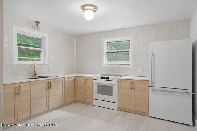 Building Photo - 872 NY-212