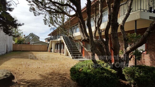 Building Photo - 2215 California Ave SW