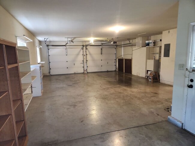 Building Photo - 2 Bedroom 1.5 Bath Washer Dryer Included i...