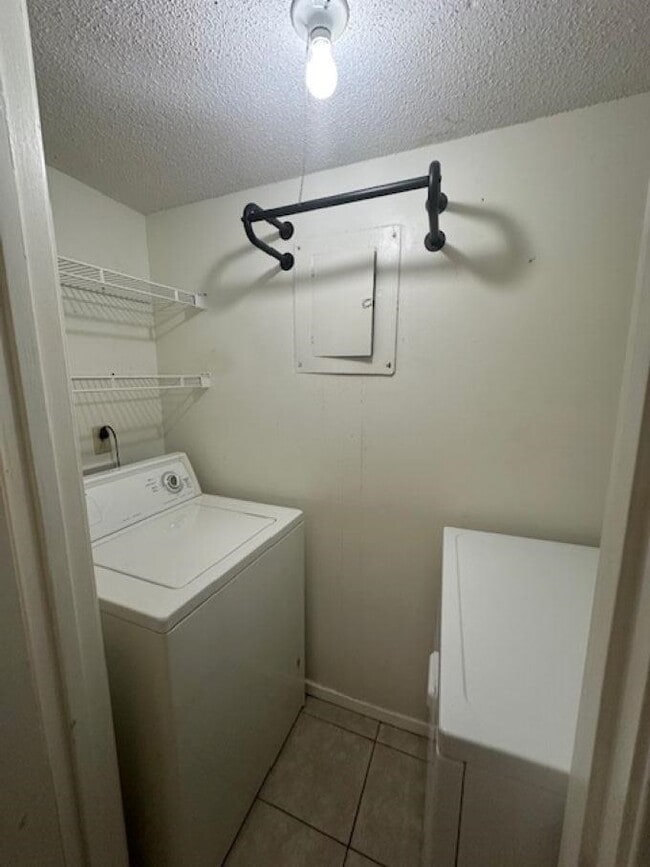 Building Photo - 6633 Poplar Woods Cir E