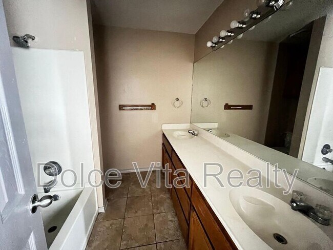 Building Photo - 4105 N 24th Ln
