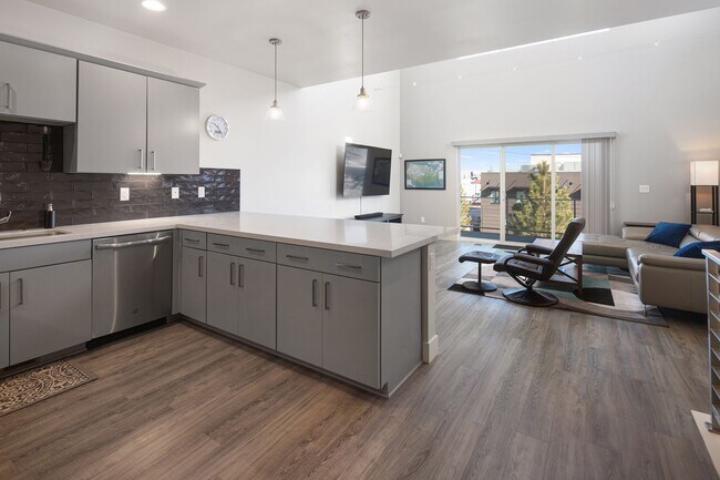 Building Photo - Downtown Executive Furnished Townhouse