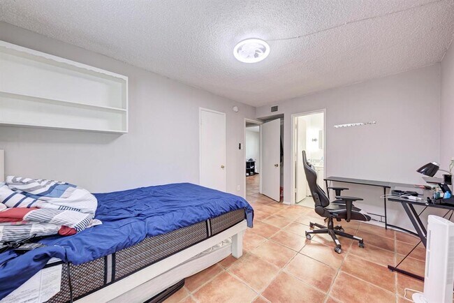 Building Photo - 803 W 28th St