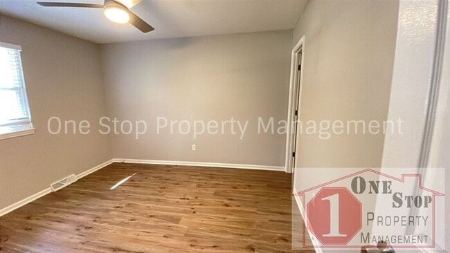 Building Photo - 3 Bed / 2 Bath Duplex in Blue Springs!