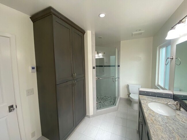 Building Photo - 340 Bishop Ave