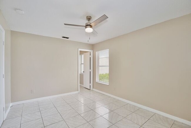 Building Photo - Charming 3/2 Spacious Home Located in the ...