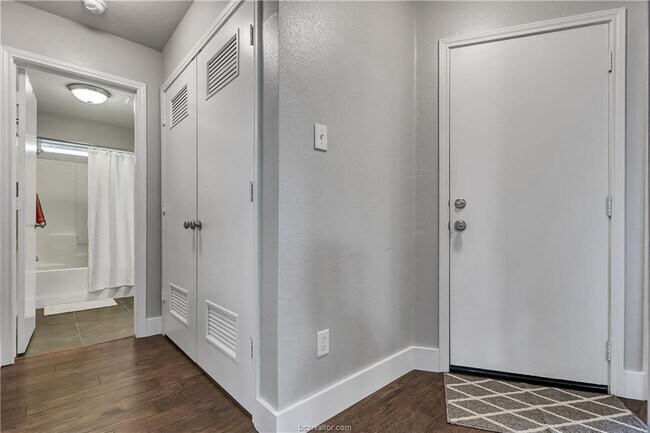 Building Photo - 1031 Fallbrook Loop