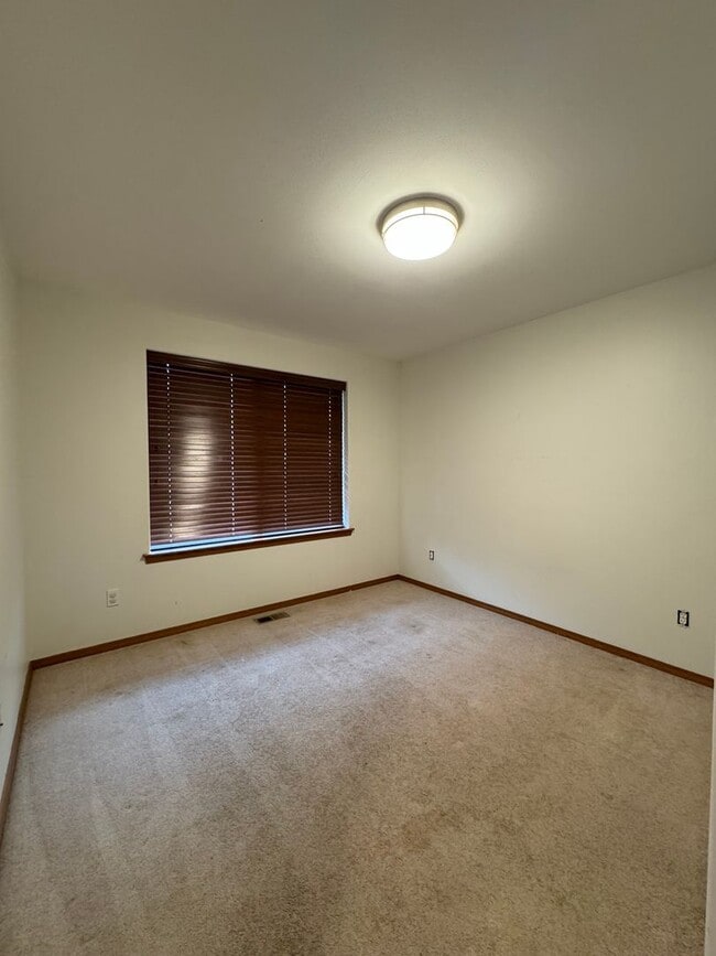 Building Photo - Spacious 4-Bedroom Home for Lease in Cul-d...