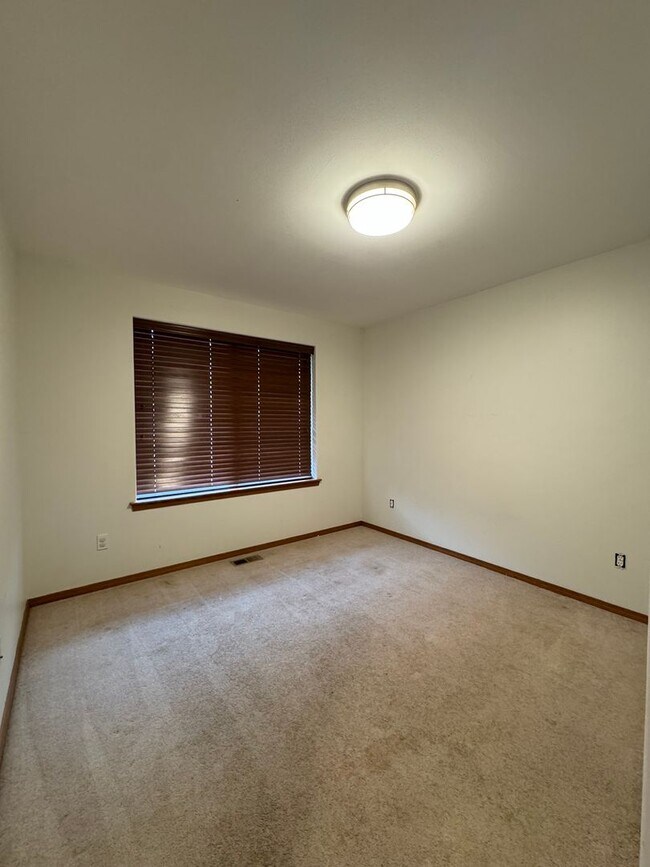 Building Photo - Spacious 4-Bedroom Home for Lease in Cul-de-Sac