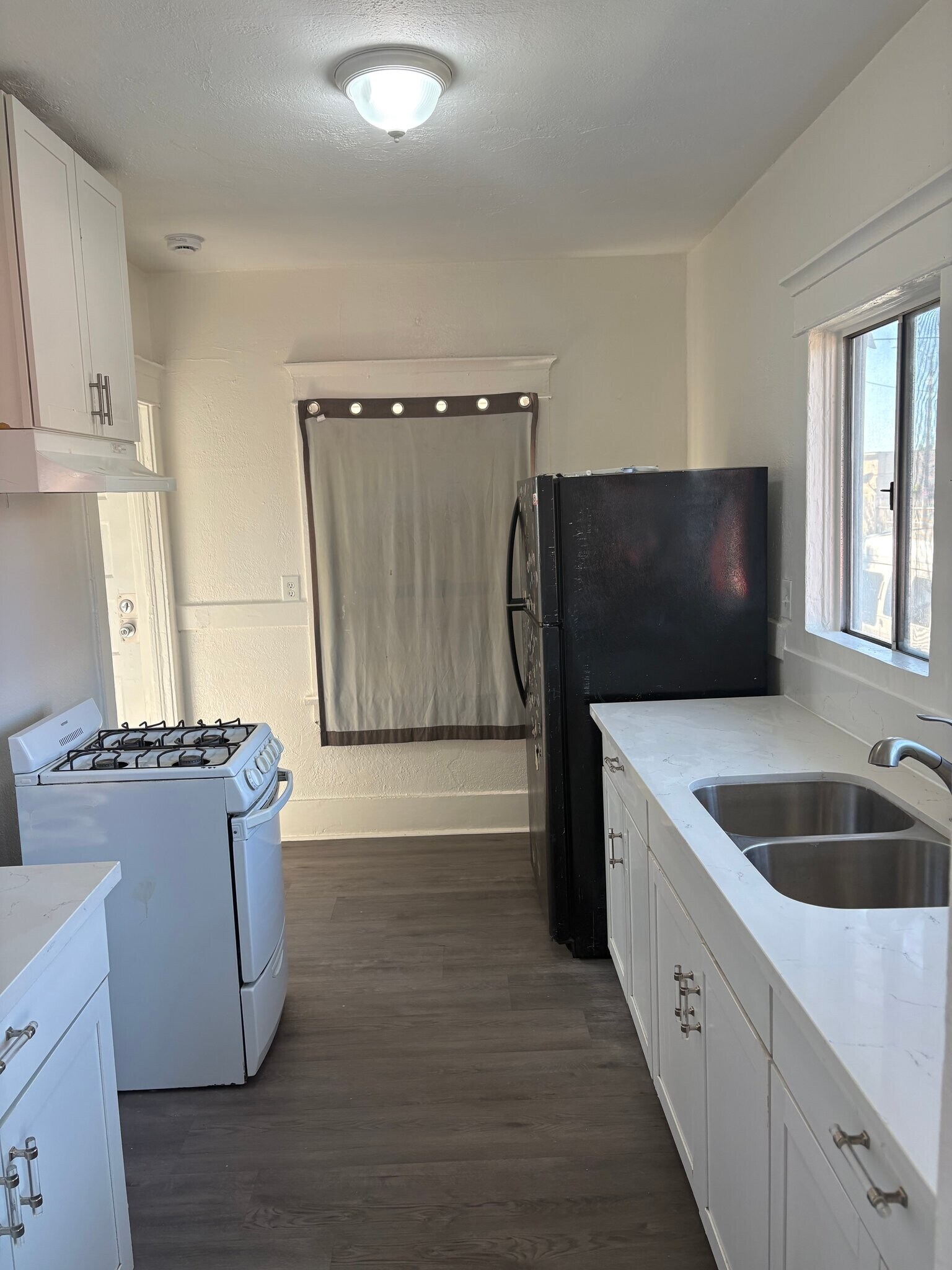 Building Photo - 402 E 43rd Pl