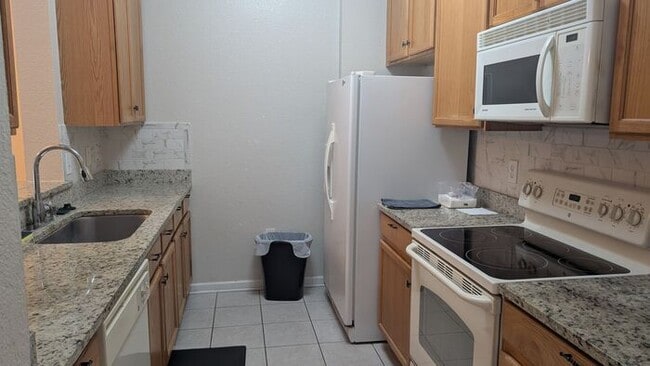 Building Photo - 3 Bedrooms 2 baths Immaculate condominium ...