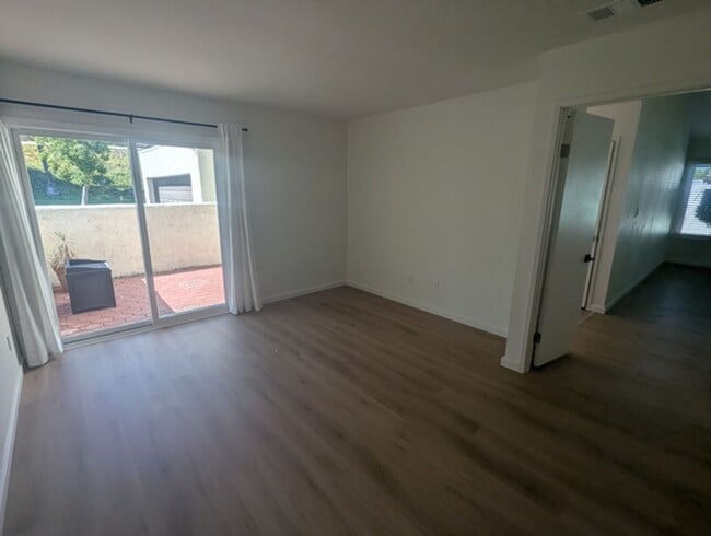 Building Photo - 3 Bedroom 2 Bathroom Single Story Home in ...