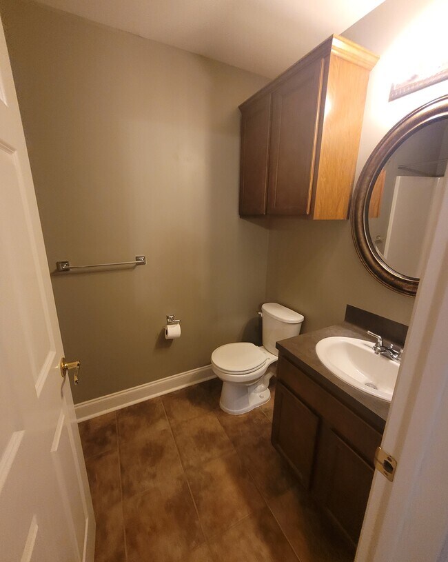 Building Photo - 8 Townhouse Cv