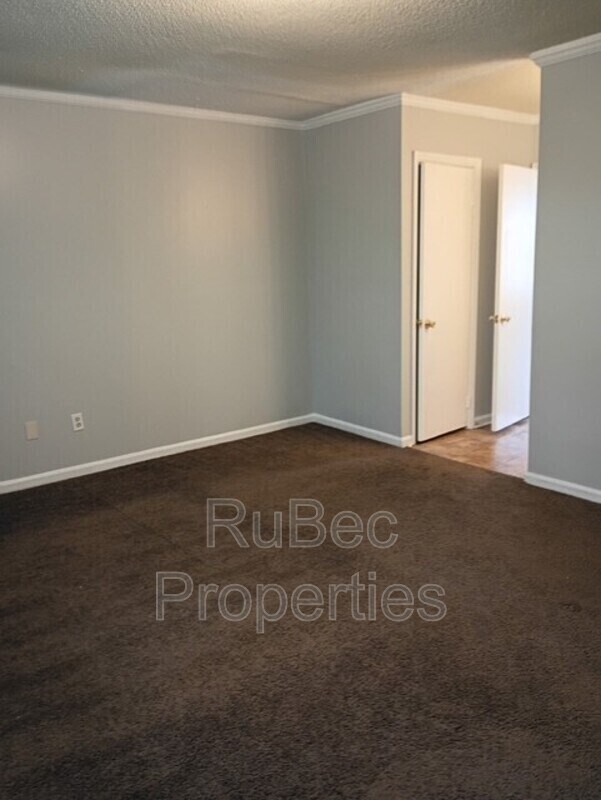 Building Photo - 913 Nottingham Dr