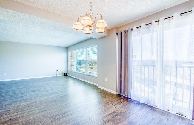 Building Photo - 225 Country Club Dr