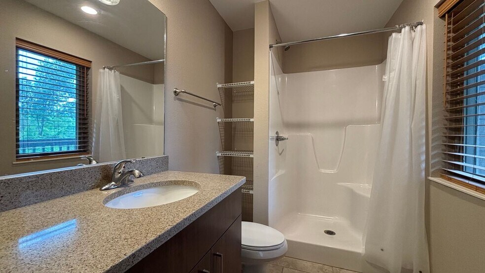 Building Photo - 128 Village Dr