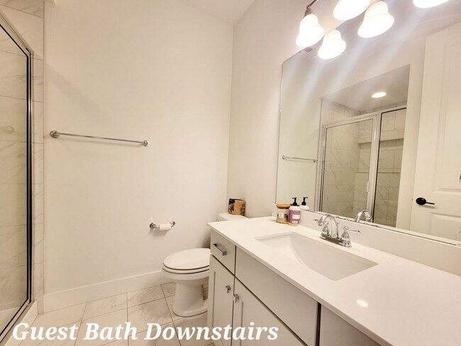 Building Photo - Spacious, Modern and Immaculate 4 bedroom, Convenient Location in Poulsbo