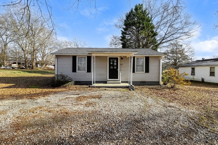 Building Photo - 202 Oak St