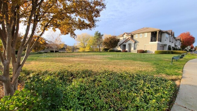 Building Photo - 3 Bed 2.5 Bath | Large Patio | Rivage in the Parkway